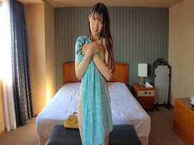 マングリ返しヌード図鑑 素人娘16人がケツ穴晒してマン汁垂らした裸体コレクション　サンプル画像04